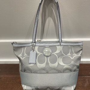 9/10 Baby blue coach bag! Has tags!